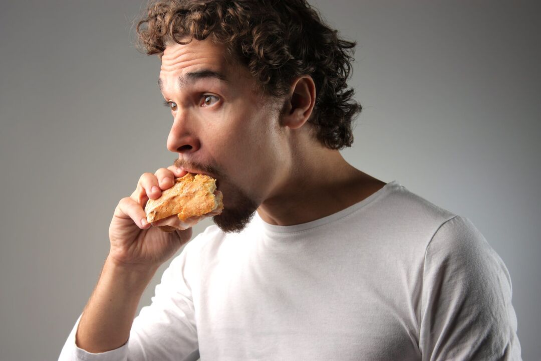 Ένας άντρας που τρώει ανεπαρκώς διατρέχει τον κίνδυνο να αναπτύξει στυτική δυσλειτουργία. 
